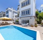 Kaş Kalkan'da Deniz Manzaralı Havuzlu 4+1 Villa