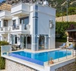 Kalkan'da Plaja Yakın Havuzlu Ev