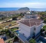 Трехэтажный дом с 5 спальнями и бассейном в Алании, Анталья