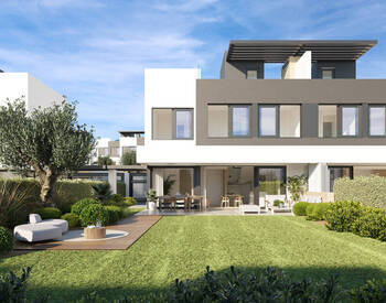 Estepona'da Golf Sahaları Yanında Deniz Manzaralı Villalar 1