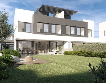 Estepona'da Golf Sahaları Yanında Deniz Manzaralı Villalar 2