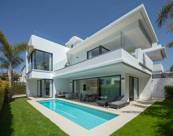 Contemporary Villas in a Prestigious Area of Marbella 1