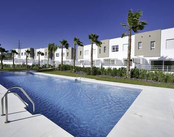 Well-located Contemporary Houses in Estepona 1