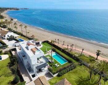 Malaga Estepona'da Denize Sıfır Konumda Anahtar Teslim Villa 1