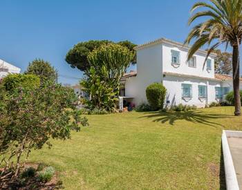 Große Klassische Villa Mit Einem Großen Garten In Marbella Spanien 1