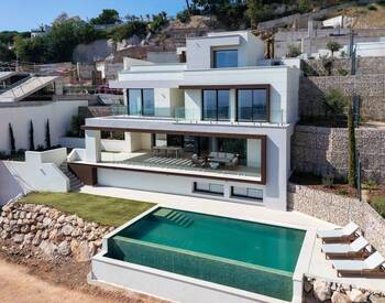 Detaches Sea-view Houses with Pools and Gardens in Málaga 1