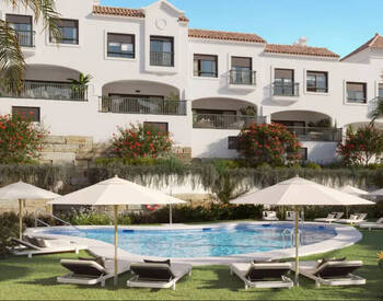 Estepona'da Özel Havuzlu ve Bahçeli Şık Yarı Müstakil Evler 1