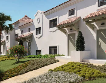 Stylish Townhouses with Private Pools and Gardens in Estepona 3