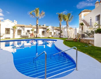 Stylish Townhouses with Private Pools and Gardens in Estepona 1