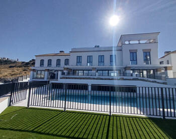 Sea-view Townhouses with Investment Potential in Torros Malaga 2