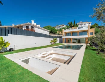 Málaga Benalmádena'da Havuzlu ve Jakuzili 5 Yatak Odalı Villa 1