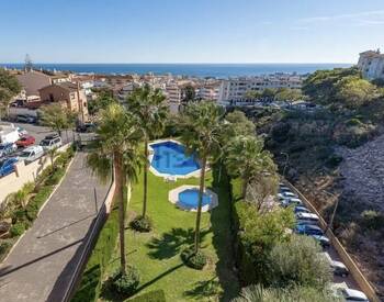 4-комнатная квартира с видом на море и бассейном в Бенальмадене