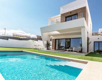 Detached Villas Close to the Beaches of Alicante 1