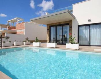 Excellent Villas with a Private Garden and Swimming Pool in Orihuela 3