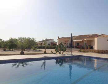Villa in Perfect Condition Built on a Large Plot in Alicante 1