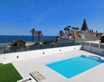 Beachfront Detached Villa with Private Pool in Torrevieja 1