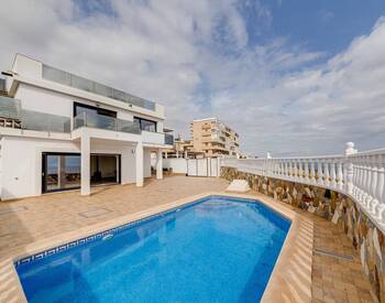 Luxury Villa with Pool and Sea Views in Torrevieja 3