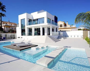 Costa Blanca Torrevieja'da Sahile Yakın Lüks Tasarımlı Villa 1