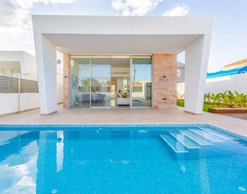 Alicante Torrevieja'da Özel Havuzlu Şık Tasarımlı Villalar 1