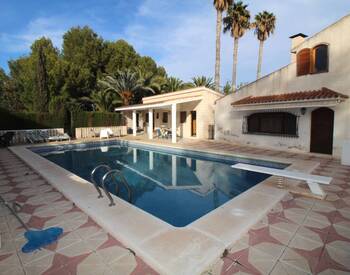Spacious Real Estate with Private Pool in Alicante Elda 2