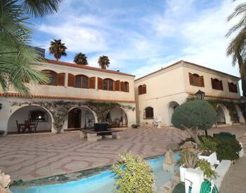 Spacious Real Estate with Private Pool in Alicante Elda 1