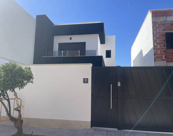 Almoradí’de Havuzlu ve Bahçeli 3 Yatak Odalı Villalar 2