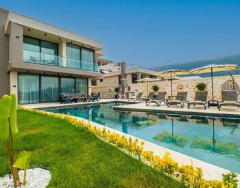 Antalya Kalkan'da Açık ve Kapalı Havuzlu ve Geniş Bahçeli Villa 1
