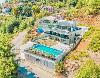 Alanya Tepe'de Özel Havuzlu ve Şık Tasarımlı Müstakil Villa 1