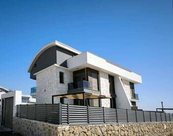 4-bedroom Semi-detached House with Pool and Garden in Belek 1