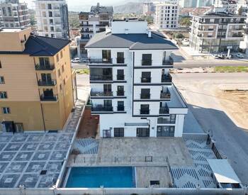 Flat in a Complex with Pool Near Antalya City Hospital in Kepez 3