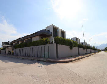 6-bedroom Villa with a Private Pool and Garden in Konyaalti 2