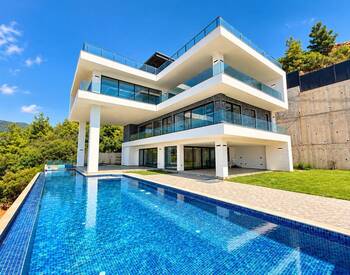 Alanya'da Deniz Manzaralı ve Özel Havuzlu Şık Villa 1