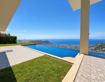 Alanya'da Deniz Manzaralı ve Özel Havuzlu Şık Villa 2