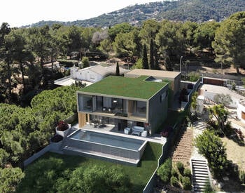 Elegant Fristående Hus Med Pool Och Trädgård I Barcelona 1