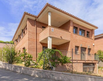 Barcelona Mataró’da Özel Bahçeye Sahip Şık Müstakil Ev 2