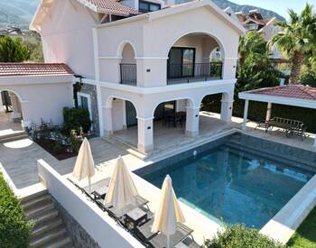 Muğla Fethiye’de Modern Tasarımlı Müstakil Üç Katlı Villa 2