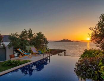 Fethiye Şövalye Adası'nda Özel İskeleli Denize Sıfır Yalı 3