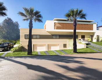 Spacious House with 6 Bedrooms Near Golf Club in Sotogrande 1
