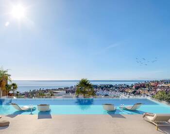 Golf-view Flats in a Complex with Amenities in Cádiz 1