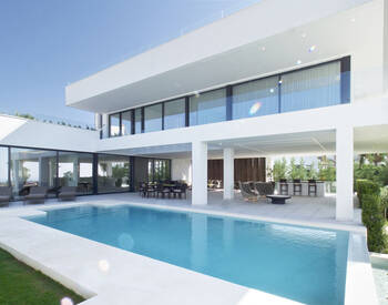 Detached Villas with Perfect Golf and Sea Views in Benahavis 1