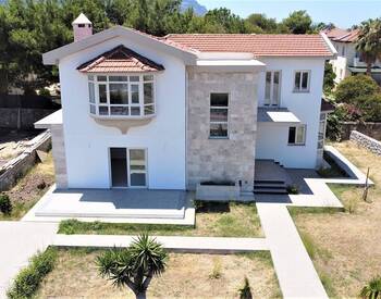 Detached House with Private Garden in Girne Alsancak 1