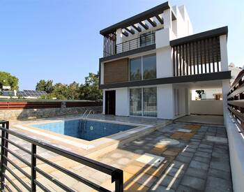 Kıbrıs Girne’de Plaja Yakın Özel Havuzlu Tripleks Villalar 1