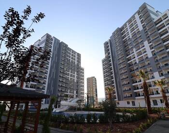 Mersin Mezitli'de Sahile Yakın Sitede Modern Daireler 1