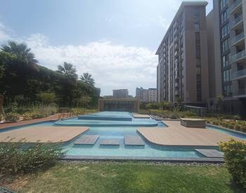 Apartments in a Complex with Swimming Pool in Istanbul 3