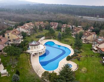 Triplex Villa with Private Garden in Cekmekoy 1