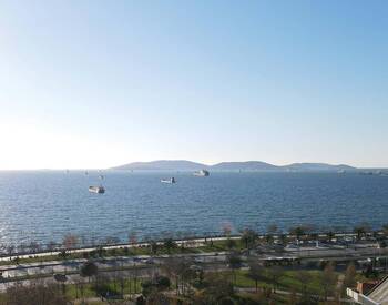 Flats with Islands View in a Seafront Complex in Istanbul 1