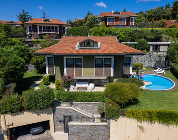 Detached Sea-view House with Pool in Istanbul Sariyer 1