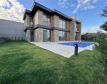 Maisons En Triplex À Vendre À Tuzla Situées Près De L'aéroport 2