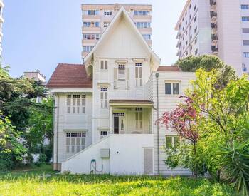 7-bedroom House with Landscaped Garden in Kadikoy 1
