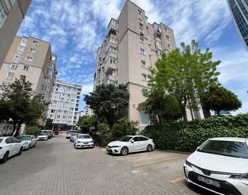 Apartment in a Complex Close to the Metro in Istanbul Maltepe